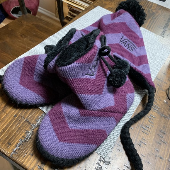 Vans Accessories - Vans beanie and slippers combo